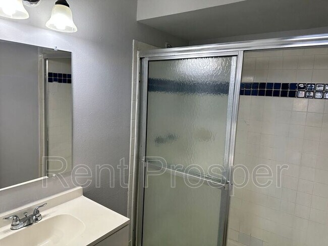 Building Photo - 4180 Versailles Dr