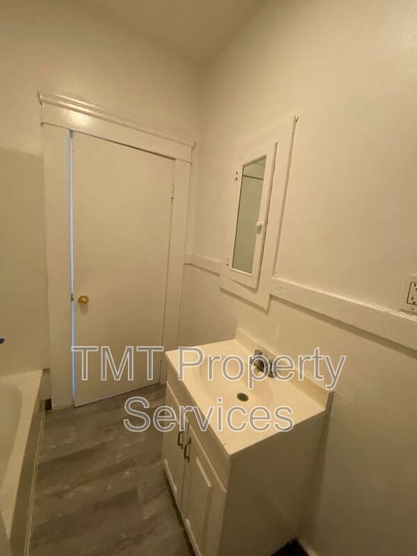 Building Photo - 202-208 W Oak Street