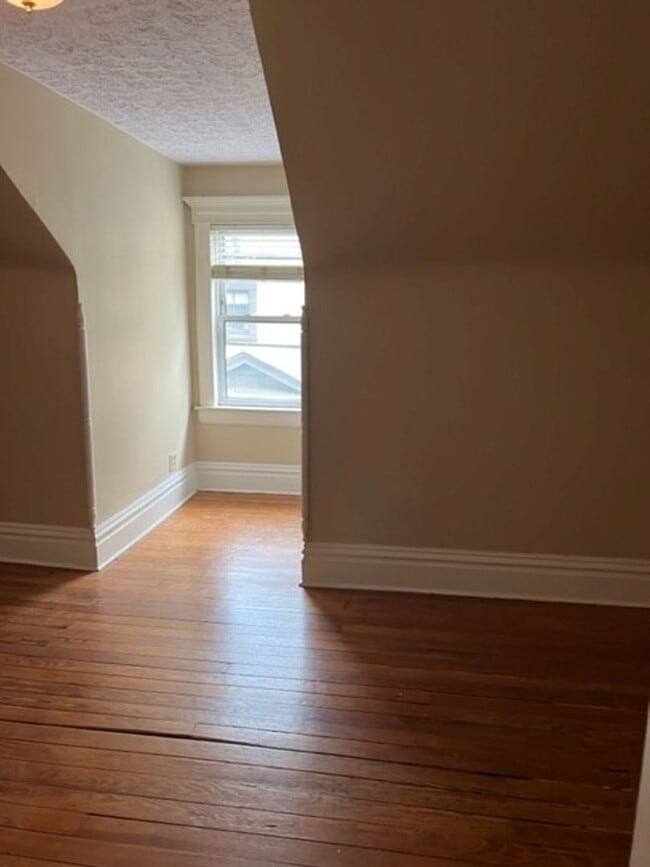 Building Photo - Beautiful 4 Bedroom 2 Bath House now Avail...