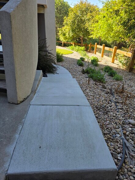 Building Photo - 192 October Pl