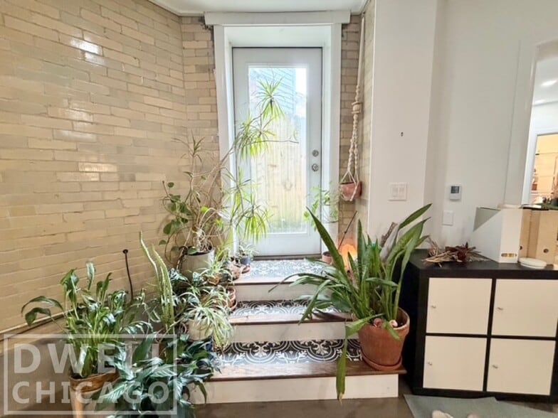 Building Photo - 2121 N Albany Ave