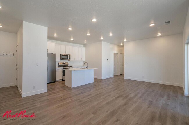 Building Photo - Pet Friendly 2 Bedroom Condo in Desert Color!