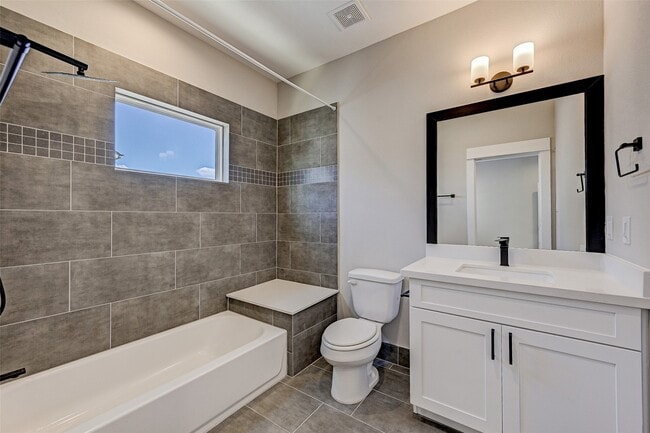 Building Photo - 1302 W 24th St