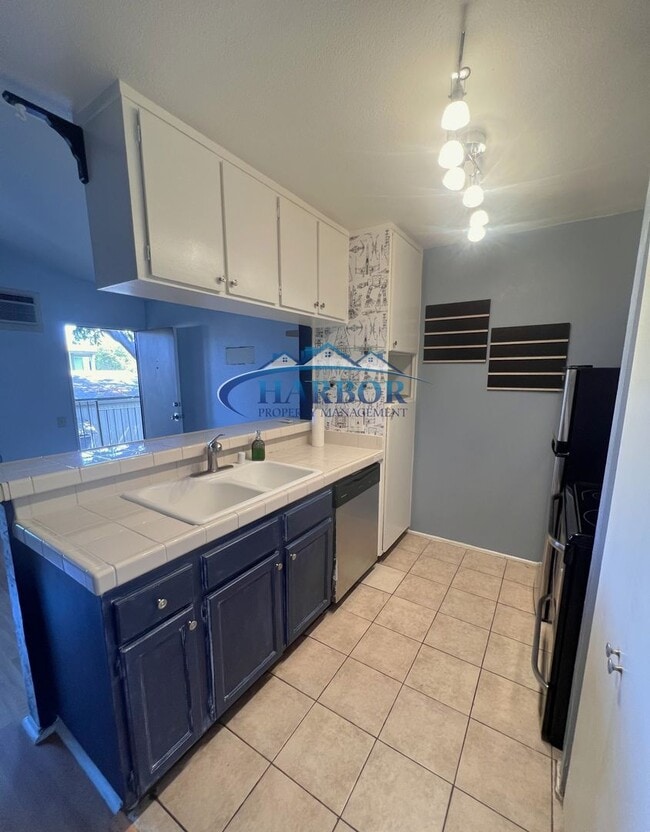 Building Photo - Charming Studio in Gated Community