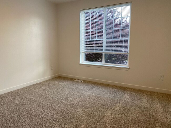 Building Photo - Stylish 4 Bedroom, 2 Bathroom Home with Gr...