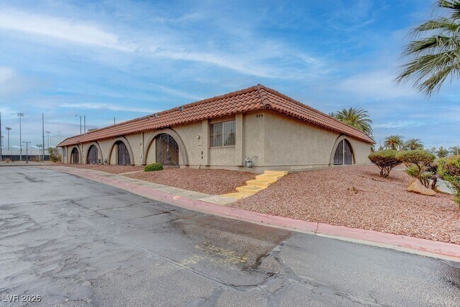 Building Photo - 808 Hedge Way