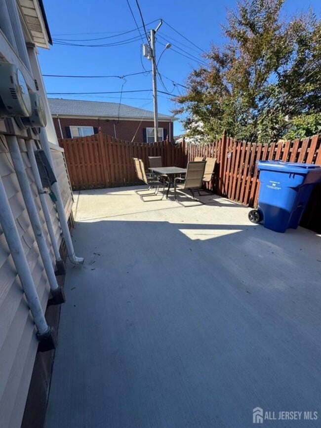 Building Photo - 139 Main St