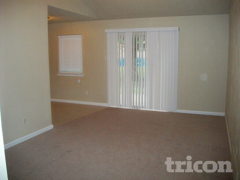 Building Photo - 3307 Hummingbird Ln