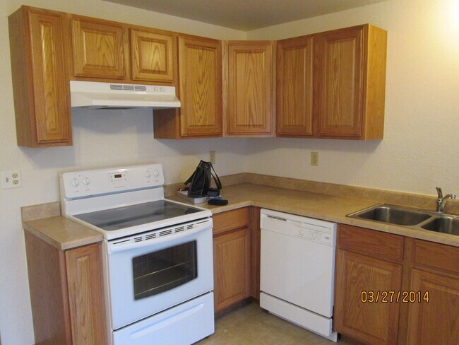 large eat in kitchen, range/fridge/dishwasher - 13101 E Alki Ave