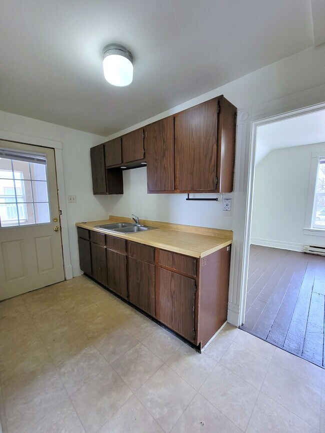 Building Photo - 633-633 1/2 Spring Street