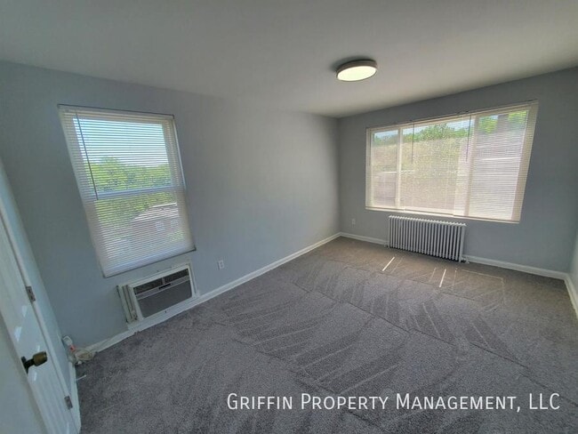 Building Photo - 4000 E. St. S.E-301