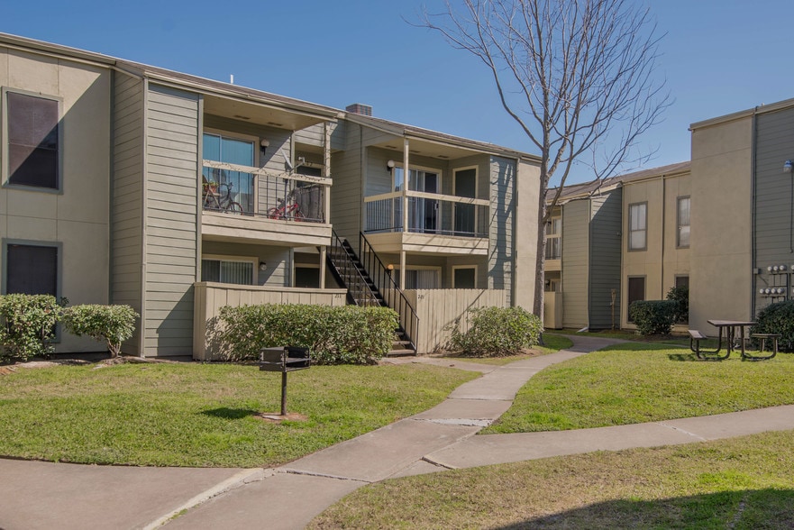 Building Photo - Silver Springs