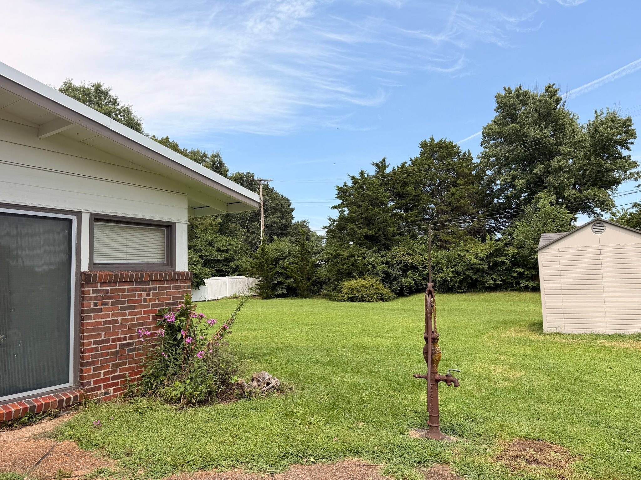 Building Photo - 2205 Country Club Dr
