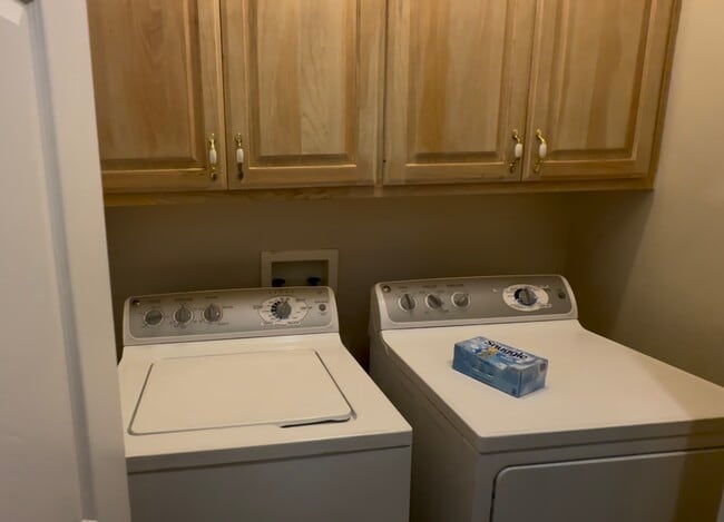 Building Photo - 408 Hidden Oaks Cir