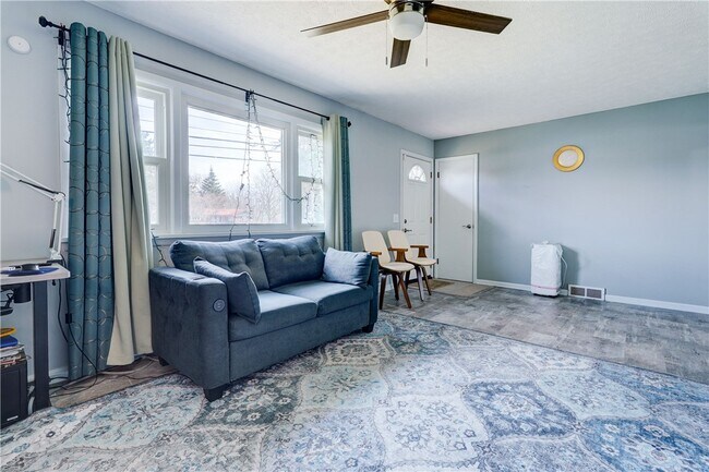 Building Photo - 889 Long Pond Rd