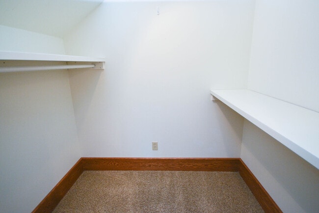 Building Photo - Kutzky Park Home w/Master Suite