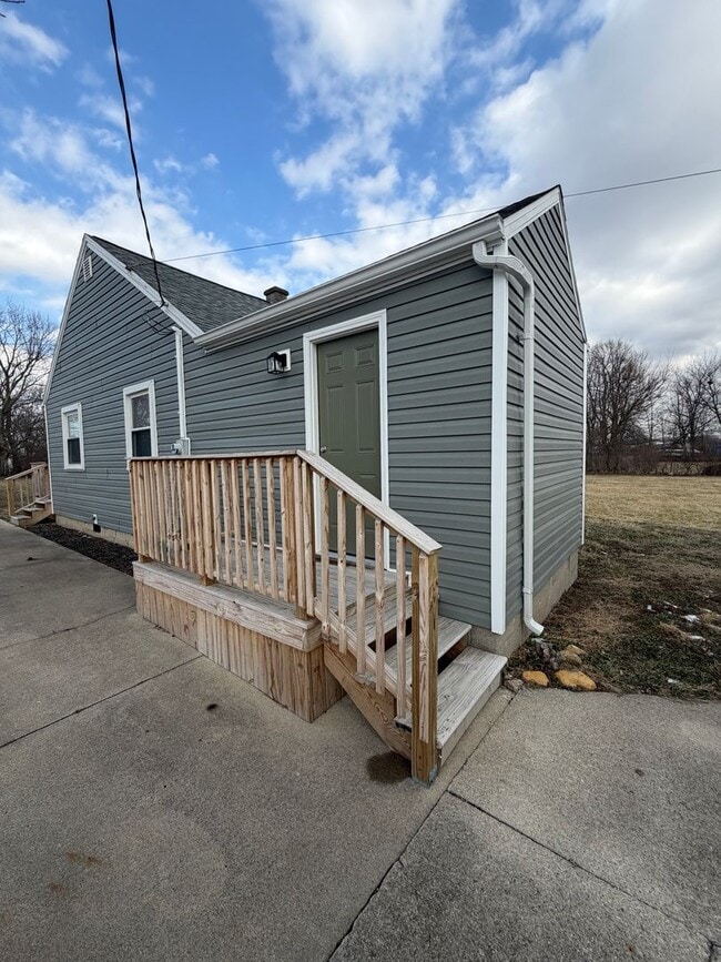 Building Photo - 405 E Cowing Dr