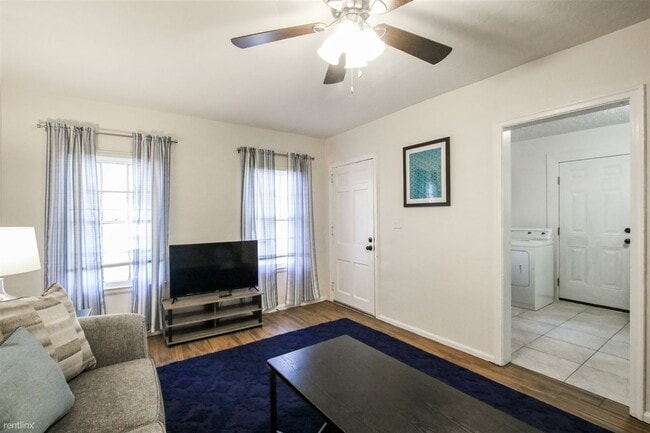 Building Photo - 2 br, 1 bath Duplex - 1319 East 53rd Street