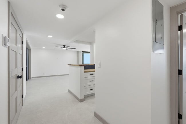 Building Photo - 5460 N Ocean Dr