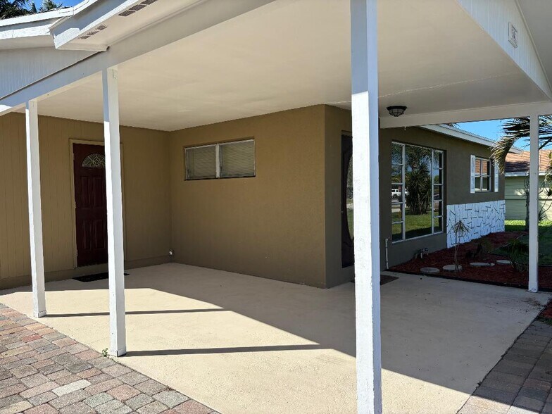 Carport - 301 Cherry St