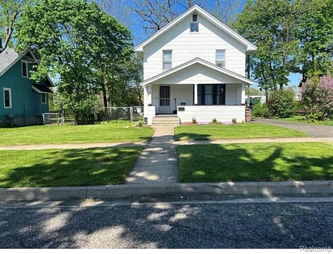 Primary Photo - 16 Chippewa Rd