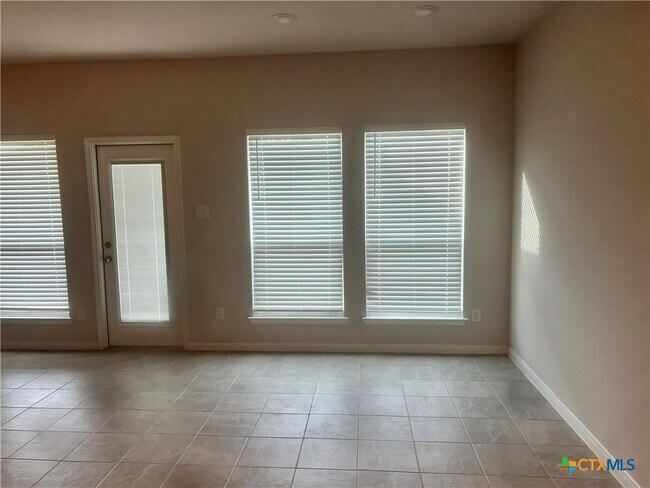 Building Photo - 631 Friar Tuck Dr