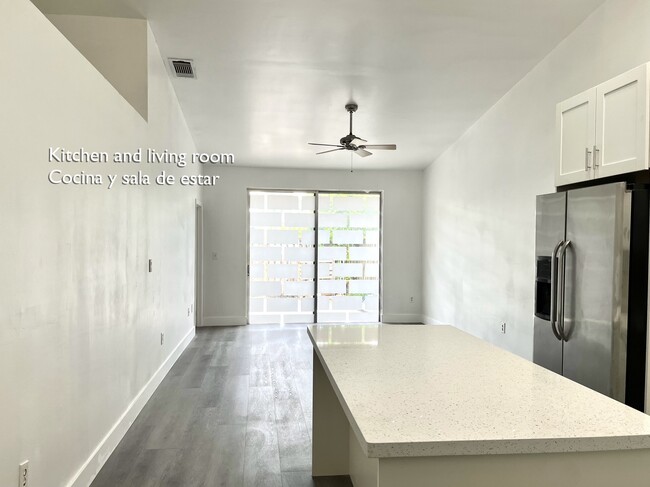 Kitchen and living room (Cocina y sala de estar) - 6706 NW 188th Ter