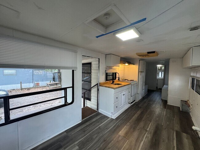 Building Photo - 3000 Clarcona Rd