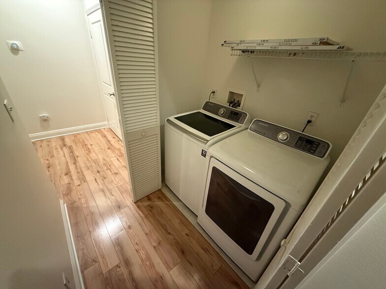 Building Photo - 7132 Farralone Ave