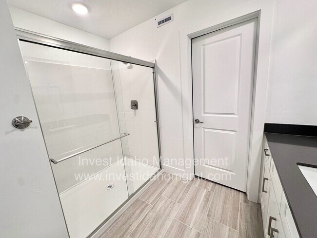 Building Photo - Luxury Townhome available now!