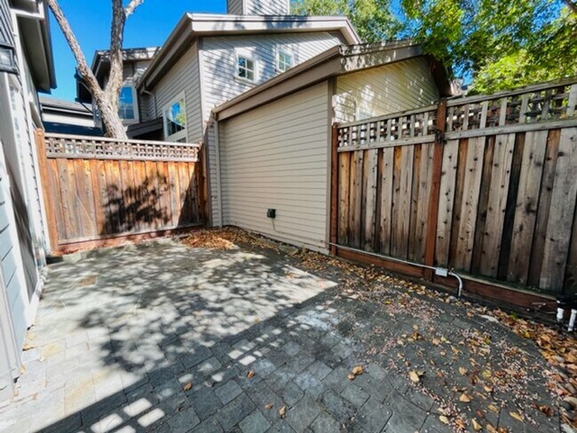Building Photo - Move-in Ready 3BD/2.5BA, Two-Story Home in Stony Brook in Downtown Danville