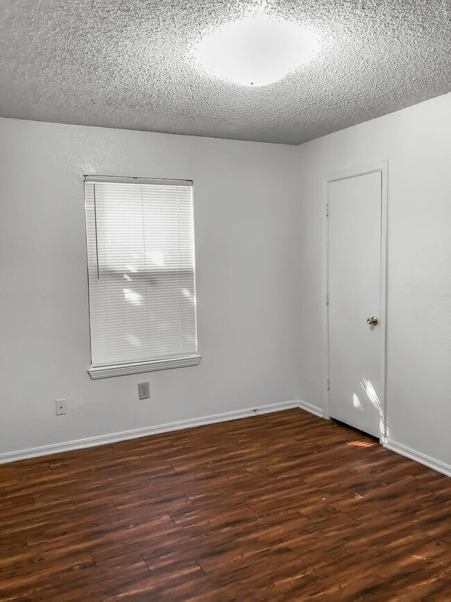 Building Photo - 821 N Mesquite St