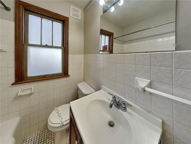 Building Photo - 5606 N Bryant Ave