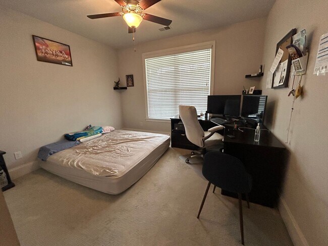 Building Photo - 413 Kinross Ln