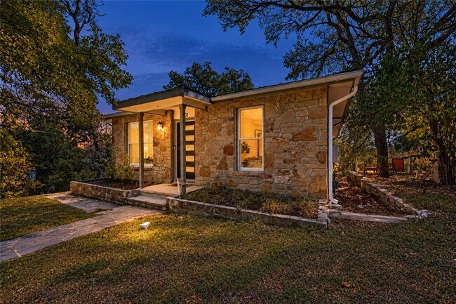 Building Photo - 1201 Loma Dr