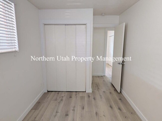 Building Photo - 3 Bed 1 Bath with HVAC
