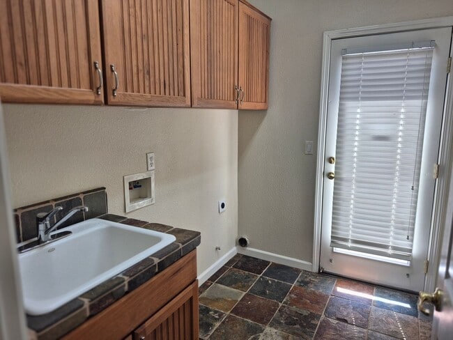 Building Photo - Beautiful 4 bedroom 3.5 bath in Natomas Park