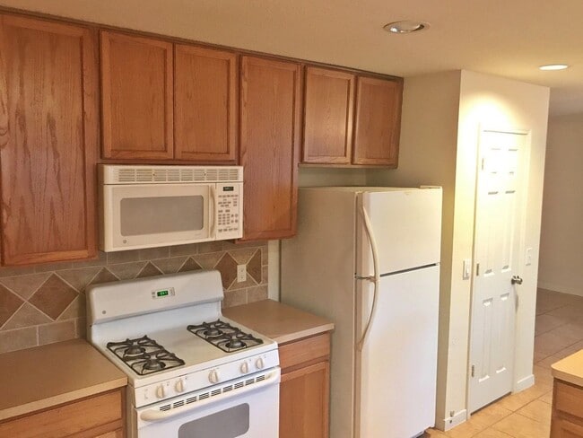 Building Photo - 17406 Hoover Gardens Dr