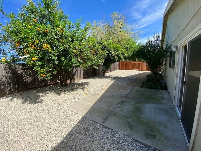 Building Photo - 3 Bedroom 2 Bathroom Home In Rosemont