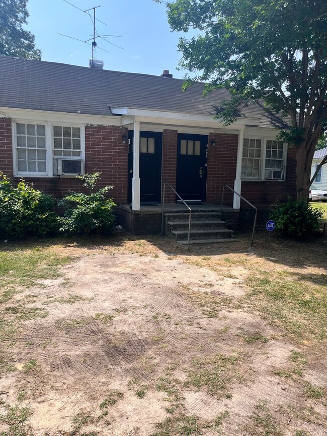Building Photo - Charming 1 Bedroom