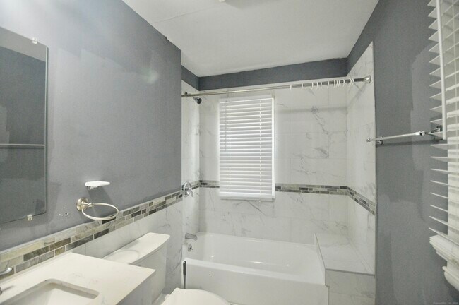Building Photo - 807 Brewster St