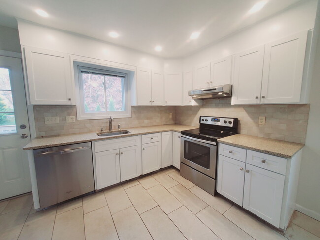 Building Photo - 34 Goodwin St