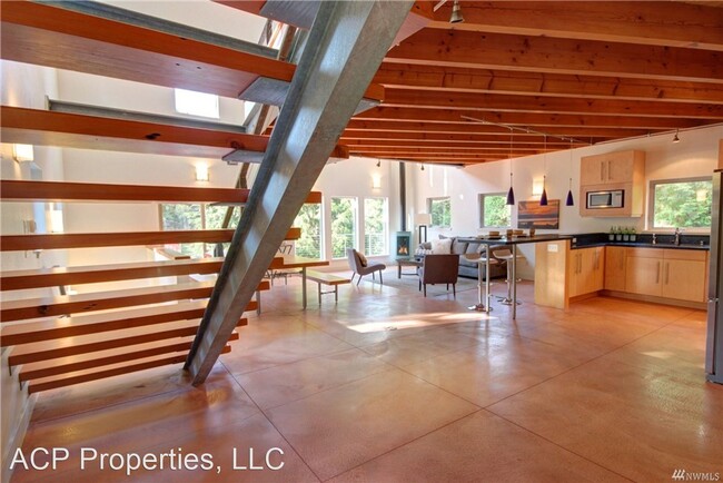 Building Photo - 4 br, 2 bath House - 931 W Lake Samish Dr.