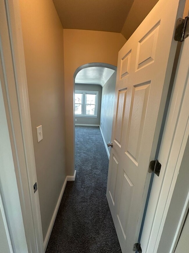 Building Photo - Large Open Concept 5BR/2BA Rent to Own Home