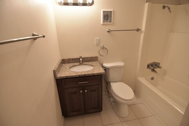 Building Photo - SANFORD: 2nd Floor Condo Sandlewood Villas
