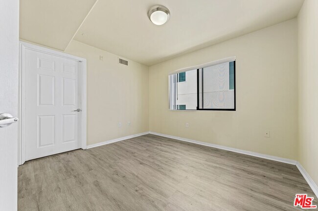 Building Photo - 6815 Baird Ave