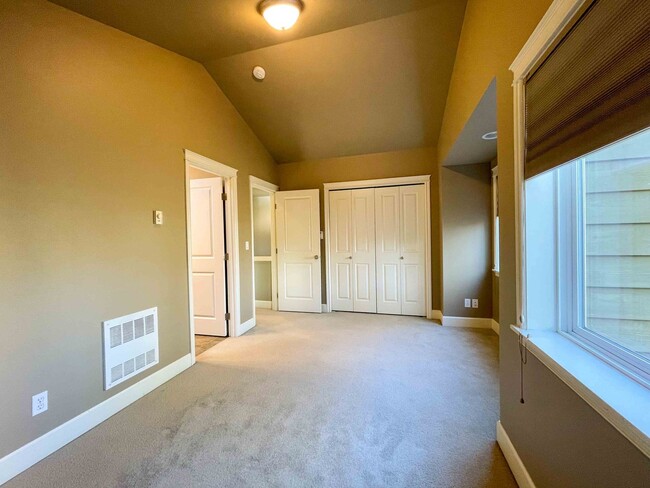 Building Photo - 2Bd/2.5Ba Seattle Townhouse