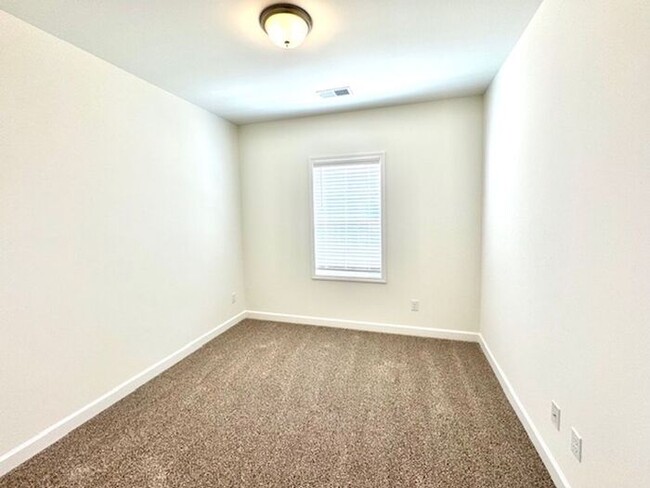 Building Photo - Move In Special! Half off June Rent with M...