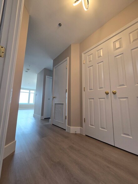 Building Photo - 100 Harborview Dr