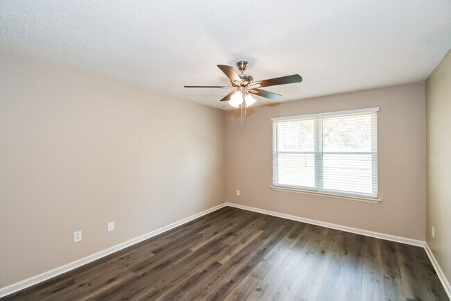 Building Photo - 3303 Hampstead Dr